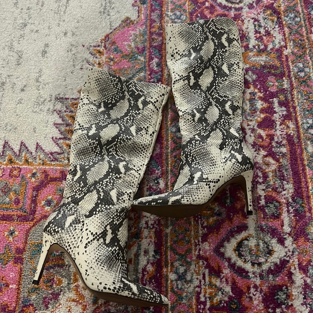 Knee high pointed toe snake skin boots!!